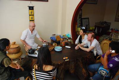 Making maocha with Zhi Zheng on Nannuo Mountain - Teaurchin